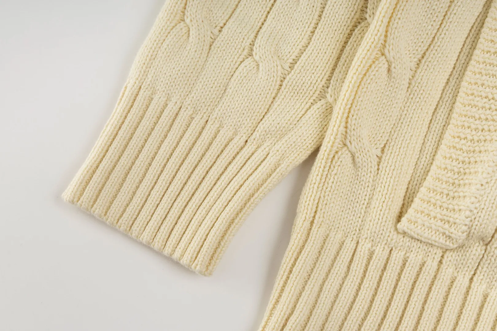 P260 #R98 RALPH LAUREN Ralph Lauren nine-color classic small label embroidery logo full zipper knitted cable cardigan sweater, high-density LOGO embroidery on the chest, original customization of tag accessories. Made of pure cotton yarn, pure cotton is skin-friendly and comfortable, small label war horse embroidered twist zipper cardigan sweater 🐎 high quality, follow the blogger to learn how to wear it! Let’s buy a Ralph Lauren cable sweater. It’s a super hard-to-find series after it became popular. It’s hard to find one on the official website. It’s simple and practical to wear, with a lazy and loose feel. The thickened fabric has more texture, feels soft and delicate, and has a loose fit. Whether worn alone or layered, you can wear different styles of fashion with just one piece!   Size：XS S M L
